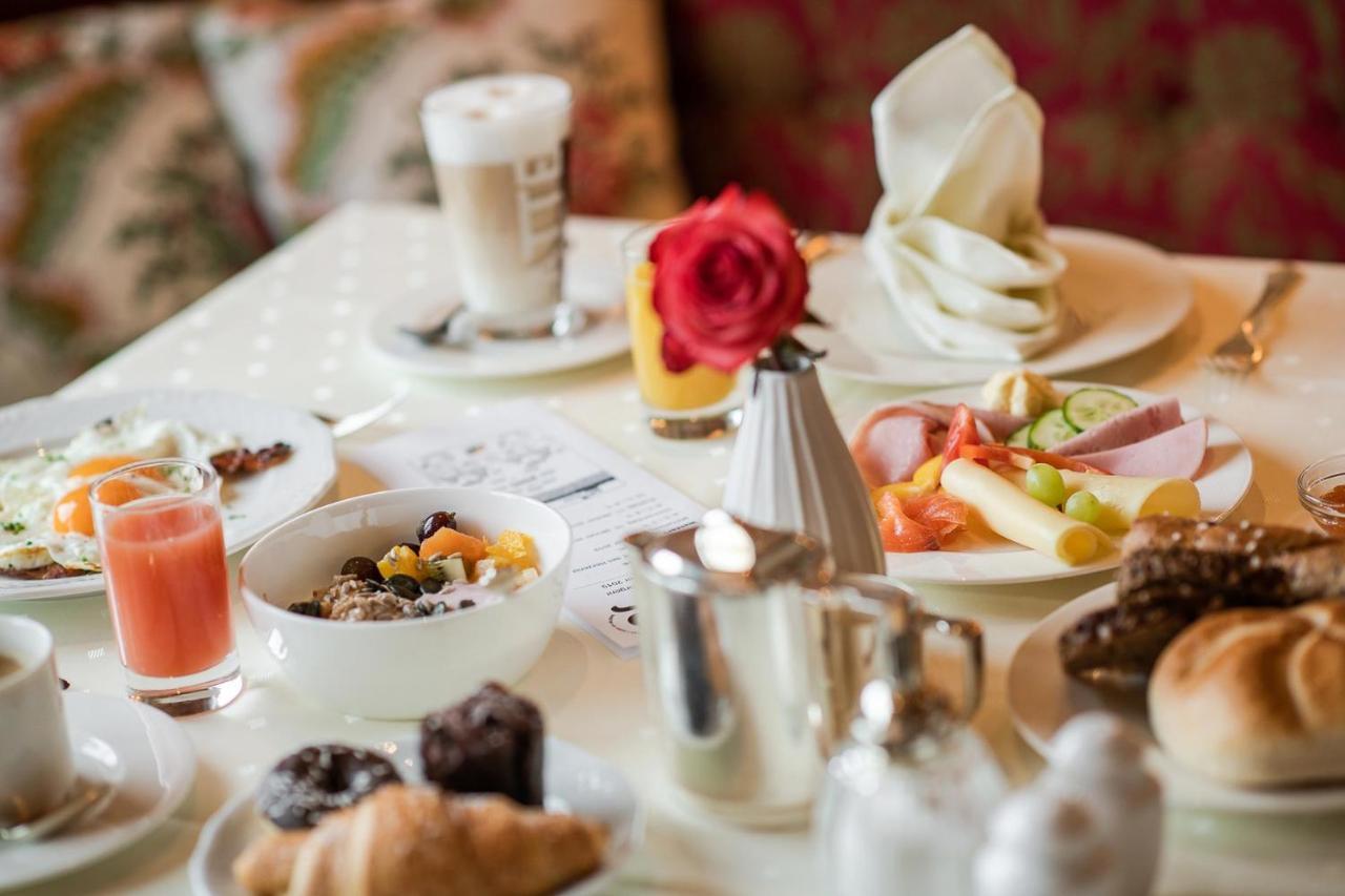 Bed&Breakfast Hotel Guggis Zürs Esterno foto